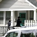 Agen Homeland Security Investigations (HSI) Departemen Kehakiman AS melakukan penggeledahan di rumah anggota DPR AS, Ilham Omar. (REUTERS/Annabelle Gordon)