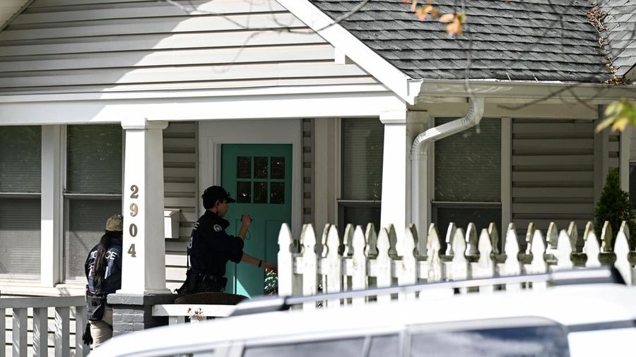 Agen Homeland Security Investigations (HSI) Departemen Kehakiman AS melakukan penggeledahan di rumah anggota DPR AS, Ilham Omar. (REUTERS/Annabelle Gordon)