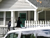 Agen Homeland Security Investigations (HSI) Departemen Kehakiman AS melakukan penggeledahan di rumah anggota DPR AS, Ilham Omar. (REUTERS/Annabelle Gordon)
