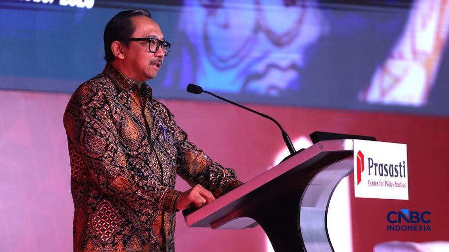 Wakil Menteri Keuangan RI Juda Agung, memberi sambutan dalam Prasasti Indonesia Policy Forum 2026, di The Ritz-Carlton Jakarta, Pacific Place, Jakarta, Selasa (13/10/2026). (CNBC Indonesia/Muhammad Sabki)