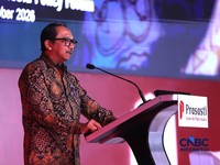Wakil Menteri Keuangan RI Juda Agung, memberi sambutan dalam Prasasti Indonesia Policy Forum 2026, di The Ritz-Carlton Jakarta, Pacific Place, Jakarta, Selasa (13/10/2026). (CNBC Indonesia/Muhammad Sabki)