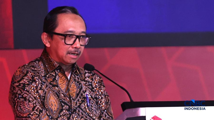 Wakil Menteri Keuangan RI Juda Agung, memberi sambutan dalam Prasasti Indonesia Policy Forum 2026, di The Ritz-Carlton Jakarta, Pacific Place, Jakarta, Selasa (13/10/2026). (CNBC Indonesia/Muhammad Sabki)