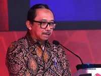Wakil Menteri Keuangan RI Juda Agung, memberi sambutan dalam Prasasti Indonesia Policy Forum 2026, di The Ritz-Carlton Jakarta, Pacific Place, Jakarta, Selasa (13/10/2026). (CNBC Indonesia/Muhammad Sabki)