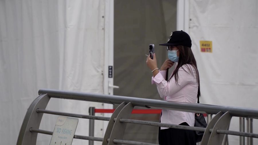 Warga Singapura tetap beraktivitas di luar ruangan pada Selasa (13/10/2026), meskipun kualitas udara di negara kota tersebut berada pada tingkat tidak sehat akibat kebakaran hutan dan lahan (karhutla) di Indonesia.