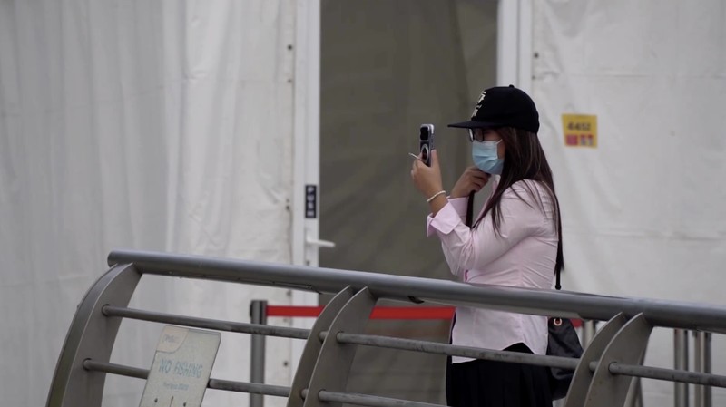 Warga Singapura tetap beraktivitas di luar ruangan pada Selasa (13/10/2026), meskipun kualitas udara di negara kota tersebut berada pada tingkat tidak sehat akibat kebakaran hutan dan lahan (karhutla) di Indonesia.