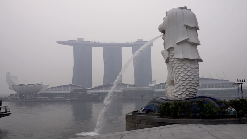 Warga Singapura tetap beraktivitas di luar ruangan pada Selasa (13/10/2026), meskipun kualitas udara di negara kota tersebut berada pada tingkat tidak sehat akibat kebakaran hutan dan lahan (karhutla) di Indonesia. (Tangkapan Layar Video Reuters/)