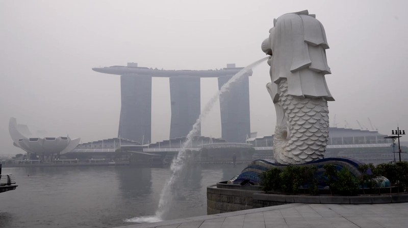 Warga Singapura tetap beraktivitas di luar ruangan pada Selasa (13/10/2026), meskipun kualitas udara di negara kota tersebut berada pada tingkat tidak sehat akibat kebakaran hutan dan lahan (karhutla) di Indonesia.