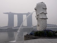 Warga Singapura tetap beraktivitas di luar ruangan pada Selasa (13/10/2026), meskipun kualitas udara di negara kota tersebut berada pada tingkat tidak sehat akibat kebakaran hutan dan lahan (karhutla) di Indonesia. (Tangkapan Layar Video Reuters/)