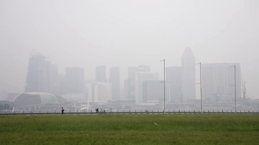 Warga Singapura tetap beraktivitas di luar ruangan pada Selasa (13/10/2026), meskipun kualitas udara di negara kota tersebut berada pada tingkat tidak sehat akibat kebakaran hutan dan lahan (karhutla) di Indonesia. (Tangkapan Layar Video Reuters/)