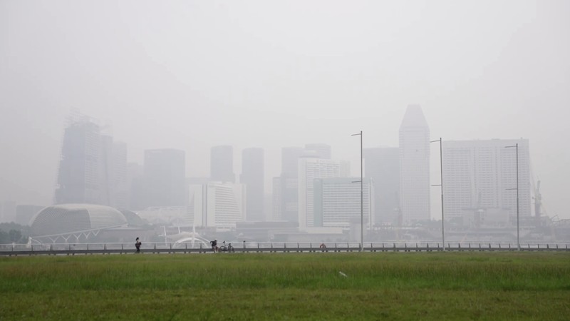 Warga Singapura tetap beraktivitas di luar ruangan pada Selasa (13/10/2026), meskipun kualitas udara di negara kota tersebut berada pada tingkat tidak sehat akibat kebakaran hutan dan lahan (karhutla) di Indonesia. (Tangkapan Layar Video Reuters/)