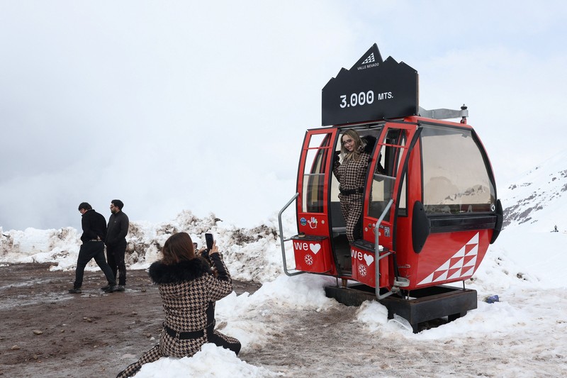 Sebuah pemandangan dari drone memperlihatkan lift ski di resor ski Valle Nevado selama musim salju yang luar biasa&mdash;yang dipicu oleh salah satu episode El Ni&ntilde;o paling intens dalam beberapa dekade terakhir menurut Direktorat Meteorologi Chili&mdash;di Santiago, Chili, pada 12 Oktober 2026. (REUTERS/Pablo Sanhueza)
