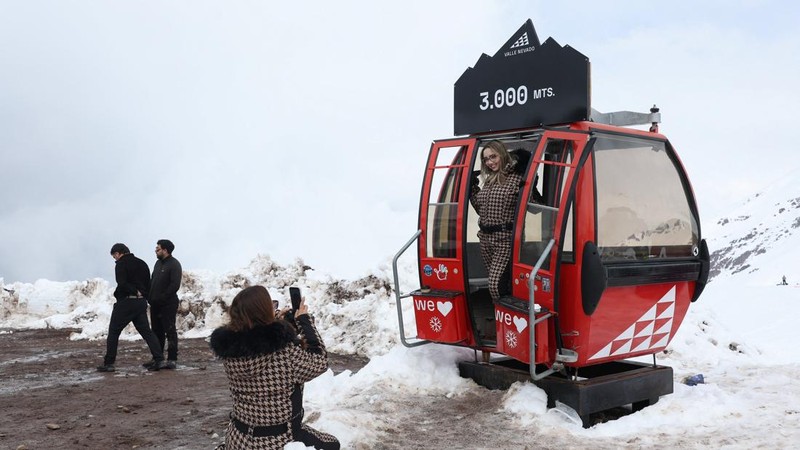 Wisatawan berfoto di dekat resor ski Valle Nevado selama musim salju yang luar biasa—yang dipicu oleh salah satu episode El Niño paling intens dalam beberapa dekade terakhir menurut Direktorat Meteorologi Cile—di Santiago, Cile, pada 12 Oktober 2026.