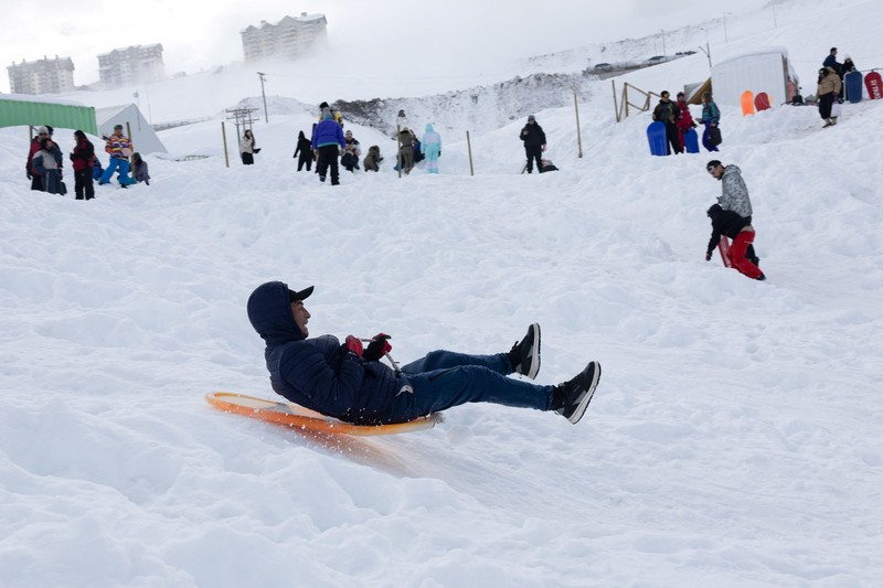 Sebuah pemandangan dari drone memperlihatkan lift ski di resor ski Valle Nevado selama musim salju yang luar biasa&mdash;yang dipicu oleh salah satu episode El Ni&ntilde;o paling intens dalam beberapa dekade terakhir menurut Direktorat Meteorologi Chili&mdash;di Santiago, Chili, pada 12 Oktober 2026. (REUTERS/Pablo Sanhueza)