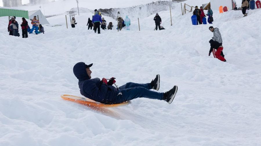Wisatawan bermain salju di dekat resor ski Valle Nevado selama musim salju yang luar biasa—yang dipicu oleh salah satu episode El Niño paling intens dalam beberapa dekade terakhir—menurut Direktorat Meteorologi Cile, di Santiago, Cile, 12 Oktober 2026.