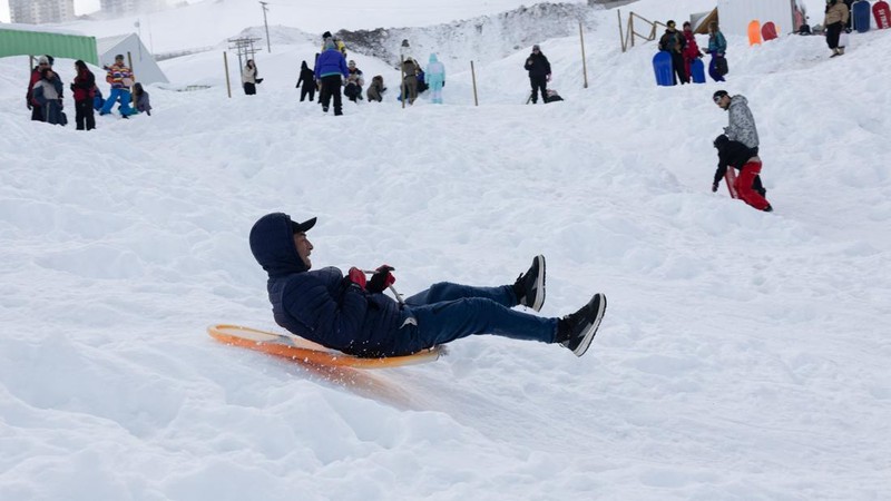 Wisatawan bermain salju di dekat resor ski Valle Nevado selama musim salju yang luar biasa—yang dipicu oleh salah satu episode El Niño paling intens dalam beberapa dekade terakhir—menurut Direktorat Meteorologi Cile, di Santiago, Cile, 12 Oktober 2026.