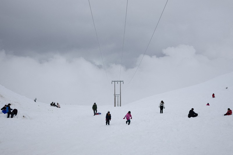 Sebuah pemandangan dari drone memperlihatkan lift ski di resor ski Valle Nevado selama musim salju yang luar biasa&mdash;yang dipicu oleh salah satu episode El Ni&ntilde;o paling intens dalam beberapa dekade terakhir menurut Direktorat Meteorologi Chili&mdash;di Santiago, Chili, pada 12 Oktober 2026. (REUTERS/Pablo Sanhueza)