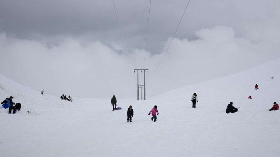 Wisatawan bermain salju di dekat resor ski Valle Nevado selama musim salju yang luar biasa—yang dipicu oleh salah satu episode El Niño paling intens dalam beberapa dekade terakhir—menurut Direktorat Meteorologi Cile, di Santiago, Cile, 12 Oktober 2026.
