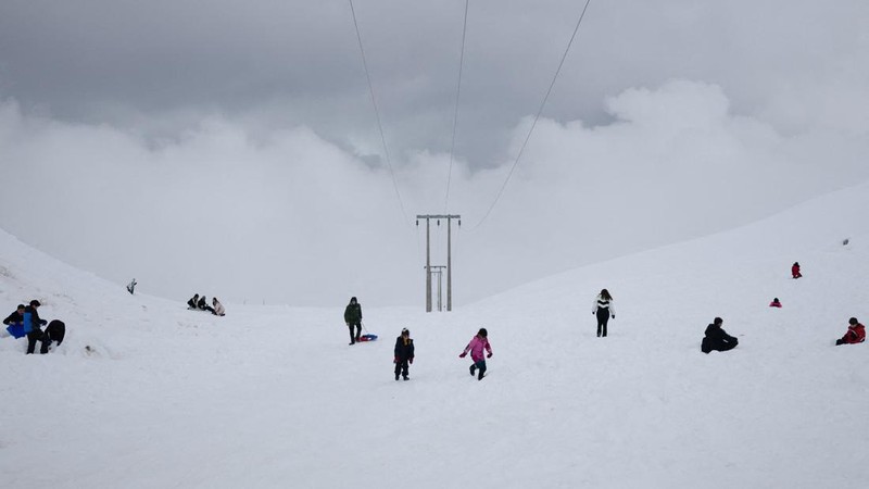 Wisatawan bermain salju di dekat resor ski Valle Nevado selama musim salju yang luar biasa—yang dipicu oleh salah satu episode El Niño paling intens dalam beberapa dekade terakhir—menurut Direktorat Meteorologi Cile, di Santiago, Cile, 12 Oktober 2026.