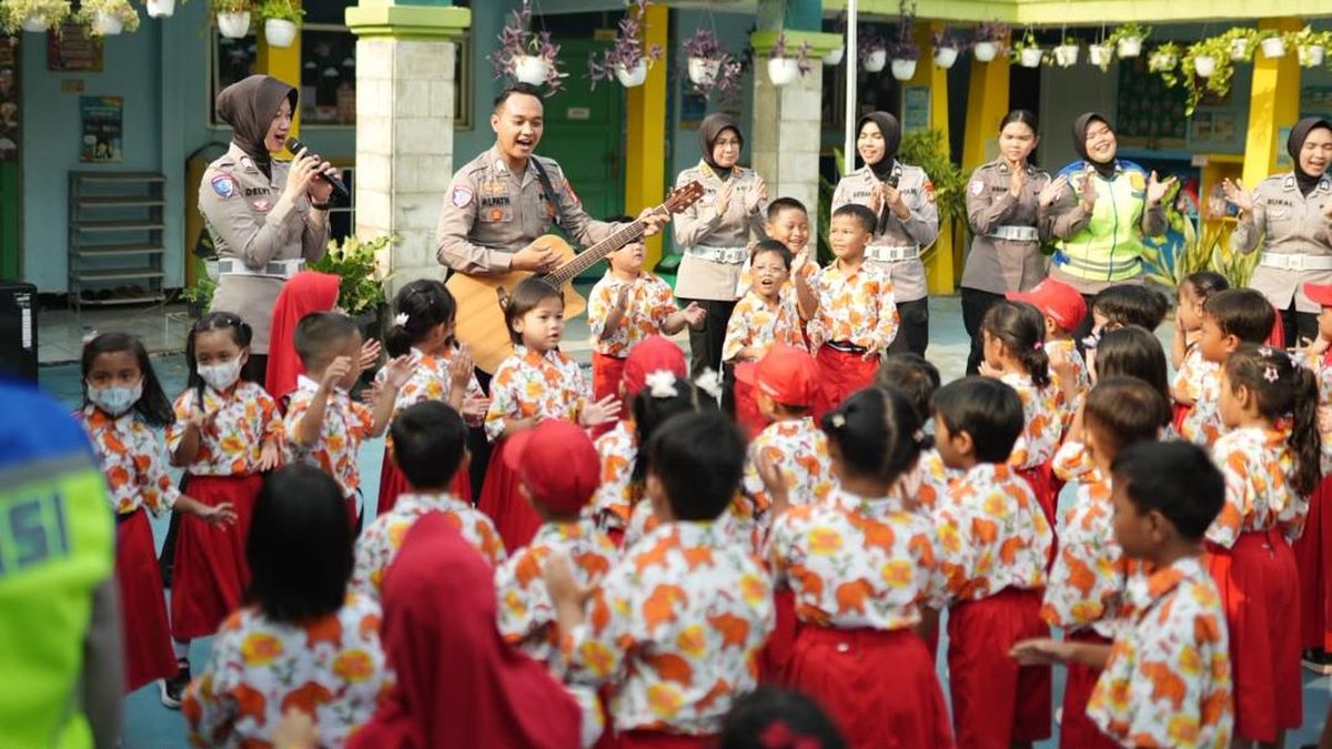 14 Samsat Polda Metro Kunjungi TK, Hadirkan Sosok Polisi Ramah dan Bersahabat — NadiKabar.com