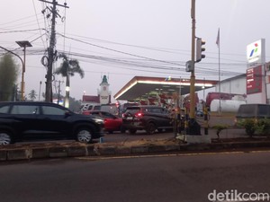 Pertalite Habis, Antrean BBM Subsidi di SPBU Manado Bikin Macet
