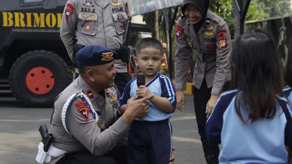 Ilustrasi berita Nasional: Sambut Bocah PAUD, Brimob Polda Metro Kenalkan Polisi Sahabat Anak