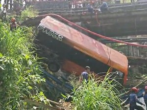 Video: Momen Bus Elf Rem Blong Terjun ke Sungai di Bogor, Sopir Tewas