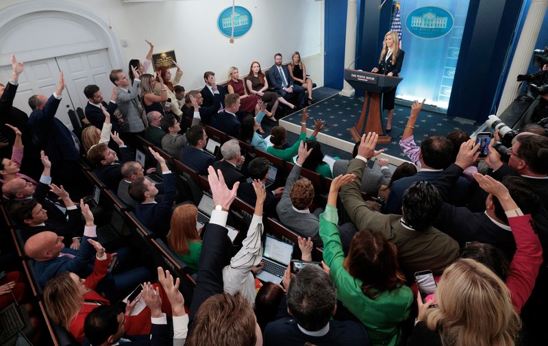 Sekretaris Pers Gedung Putih yang baru, Katie Zacharia, tiba untuk menggelar taklimat pers pertamanya di Gedung Putih di Washington, D.C., AS, pada 13 Oktober 2026. (REUTERS/Kylie Cooper)