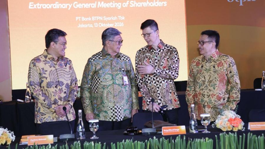 (Dari kiri ke kanan) Manajemen BTPN Syariah Arief Ismail (Direktur), Mulya Effendi Siregar (Komisaris Utama Independen), Hadi Wibowo (Direktur), dan Dwiyono Bayu Winantio (Direktur) usai RUPSLB 2026 (13/10/2026). (Dok. BTPN Syariah)
