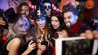 Ke Halloween Party Tanpa Kostum Ribet? Ini 3 Dress Hitam yang Tetap On Theme 