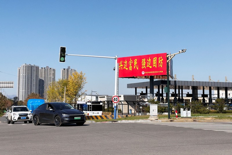 Jembatan Baru Sungai Yalu yang dirancang untuk menghubungkan Zona Baru Dandong di China dan Sinuiju di Korea Utara, terlihat dari Dandong, Provinsi Liaoning, China. (REUTERS/Mandy Leong)