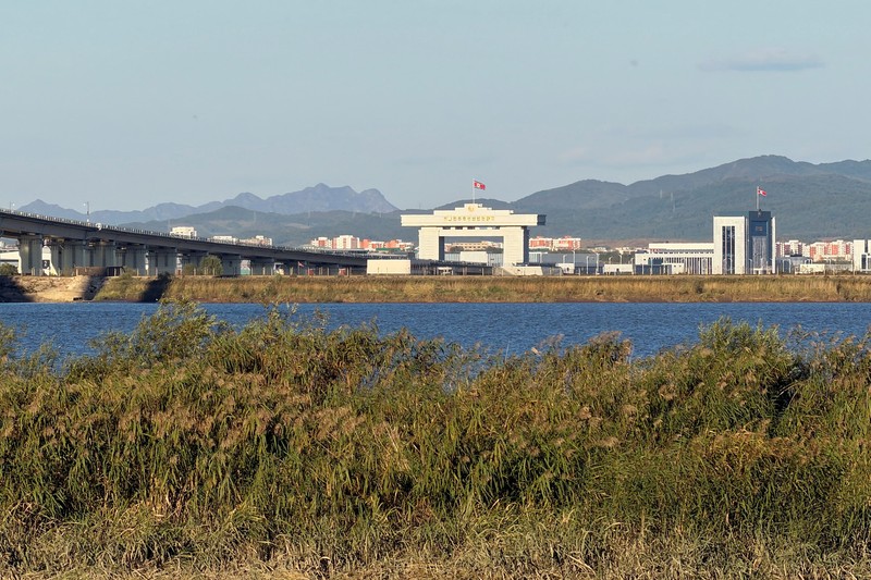 Jembatan Baru Sungai Yalu yang dirancang untuk menghubungkan Zona Baru Dandong di China dan Sinuiju di Korea Utara, terlihat dari Dandong, Provinsi Liaoning, China. (REUTERS/Mandy Leong)