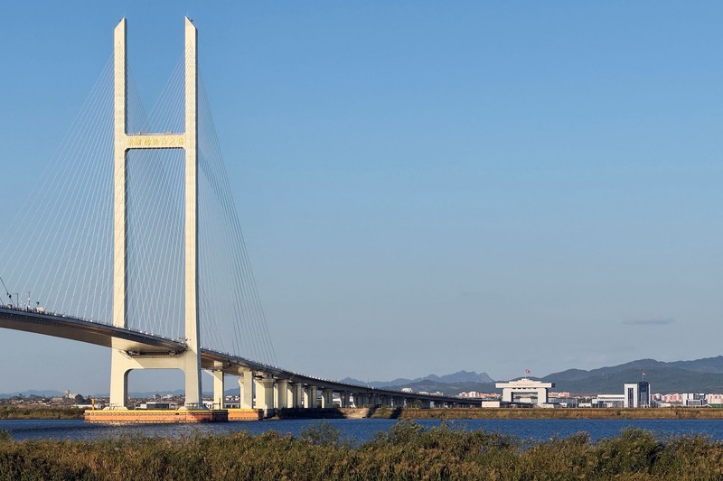Jembatan Baru Sungai Yalu yang dirancang untuk menghubungkan Zona Baru Dandong di China dan Sinuiju di Korea Utara, terlihat dari Dandong, Provinsi Liaoning, China. (REUTERS/Mandy Leong)