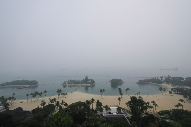 Kabut asap di Singapura akibat kebakaran hutan, Rabu (14/10/2026). (REUTERS/Suhaimi Abdullah)