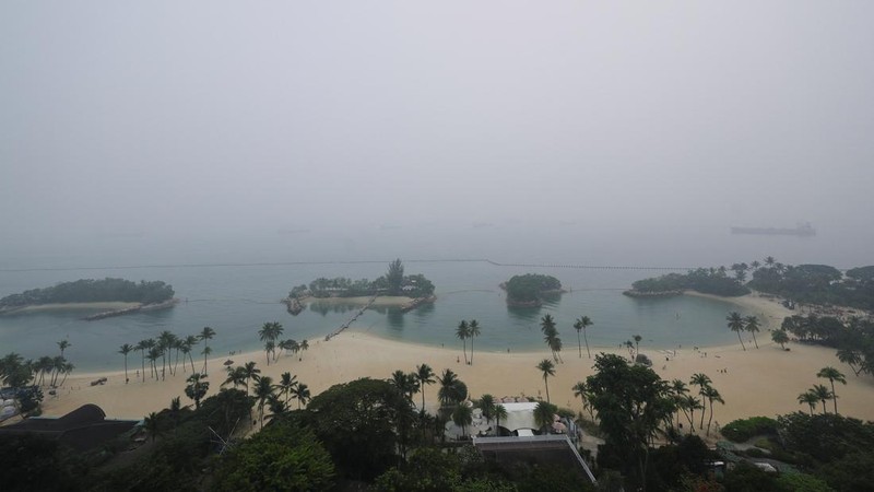 Kabut asap di Singapura akibat kebakaran hutan, Rabu (14/10/2026). (REUTERS/Suhaimi Abdullah)