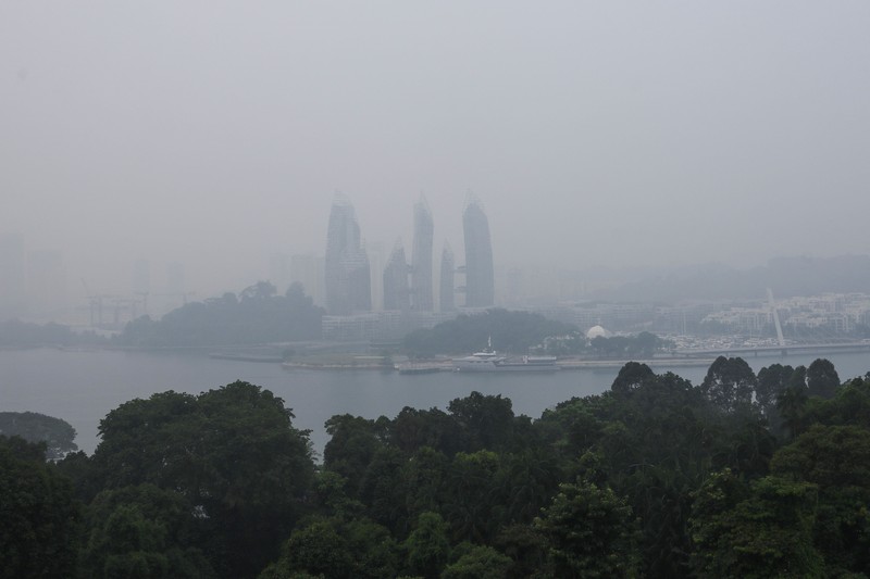 Kabut asap di Singapura akibat kebakaran hutan, Rabu (14/10/2026). (REUTERS/Suhaimi Abdullah)