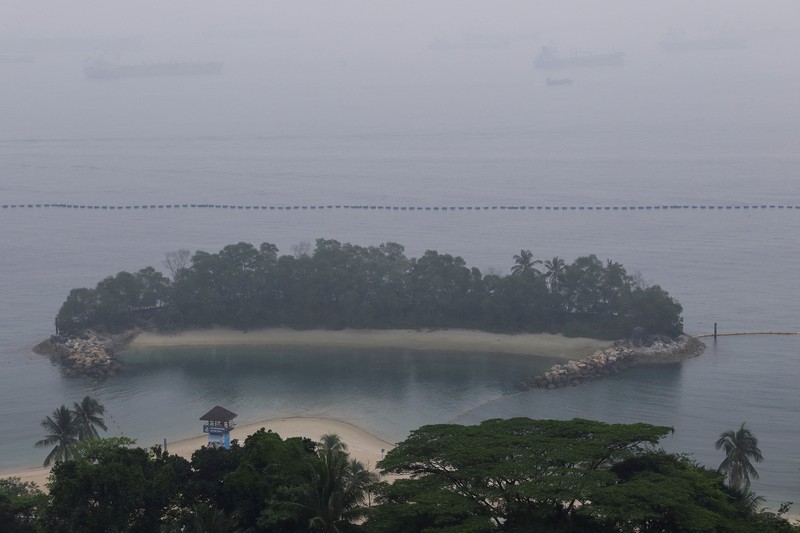 Kabut asap di Singapura akibat kebakaran hutan, Rabu (14/10/2026). (REUTERS/Suhaimi Abdullah)