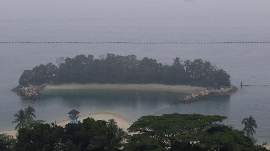 Kabut asap di Singapura akibat kebakaran hutan, Rabu (14/10/2026). (REUTERS/Suhaimi Abdullah)