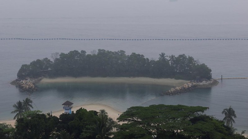 Kabut asap di Singapura akibat kebakaran hutan, Rabu (14/10/2026). (REUTERS/Suhaimi Abdullah)