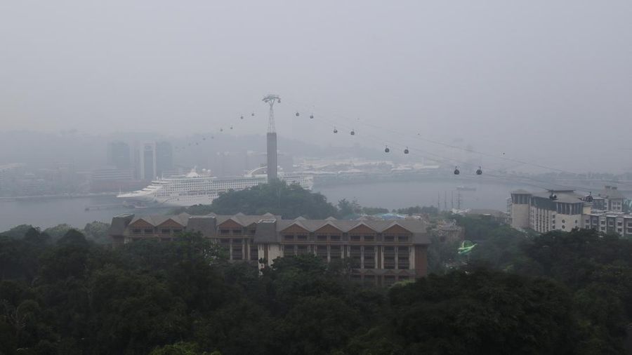 Kabut asap di Singapura akibat kebakaran hutan, Rabu (14/10/2026). (REUTERS/Suhaimi Abdullah)