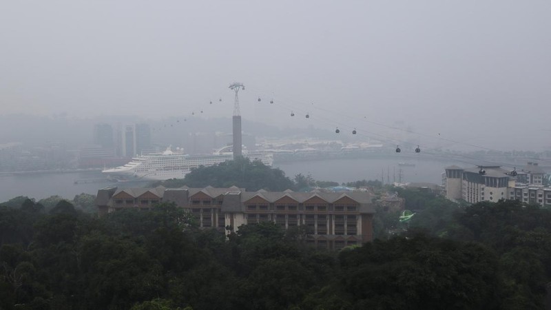 Kabut asap di Singapura akibat kebakaran hutan, Rabu (14/10/2026). (REUTERS/Suhaimi Abdullah)