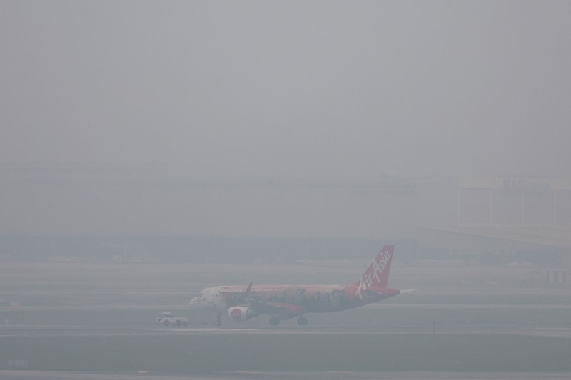 Kabut asap menyelimuti Bandara Internasional Kuala Lumpur di Sepang, Malaysia, Rabu (14/10/2026). (REUTERS/Hasnoor Hussain)