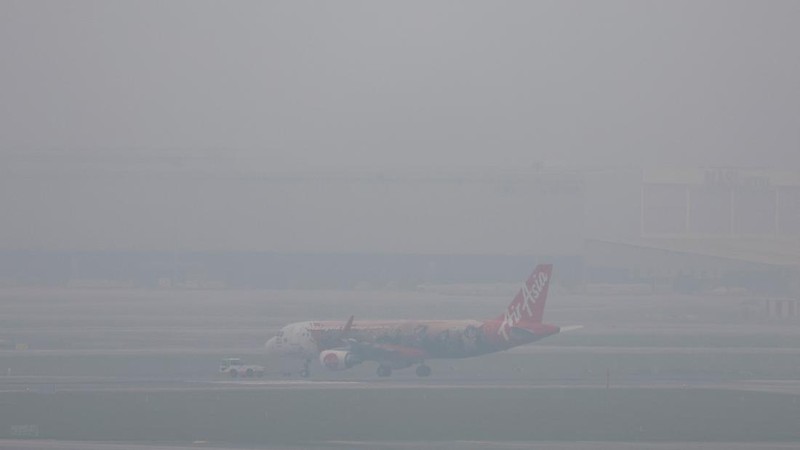 Kabut asap menyelimuti Bandara Internasional Kuala Lumpur di Sepang, Malaysia, Rabu (14/10/2026). (REUTERS/Hasnoor Hussain)