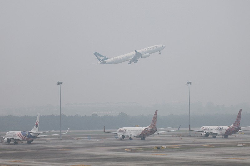 Kabut asap menyelimuti Bandara Internasional Kuala Lumpur di Sepang, Malaysia, Rabu (14/10/2026). (REUTERS/Hasnoor Hussain)
