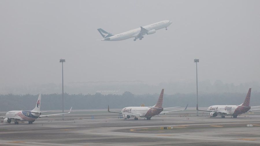 Kabut asap menyelimuti Bandara Internasional Kuala Lumpur di Sepang, Malaysia, Rabu (14/10/2026). (REUTERS/Hasnoor Hussain)