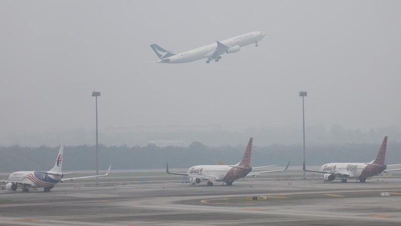 Kabut asap menyelimuti Bandara Internasional Kuala Lumpur di Sepang, Malaysia, Rabu (14/10/2026). (REUTERS/Hasnoor Hussain)