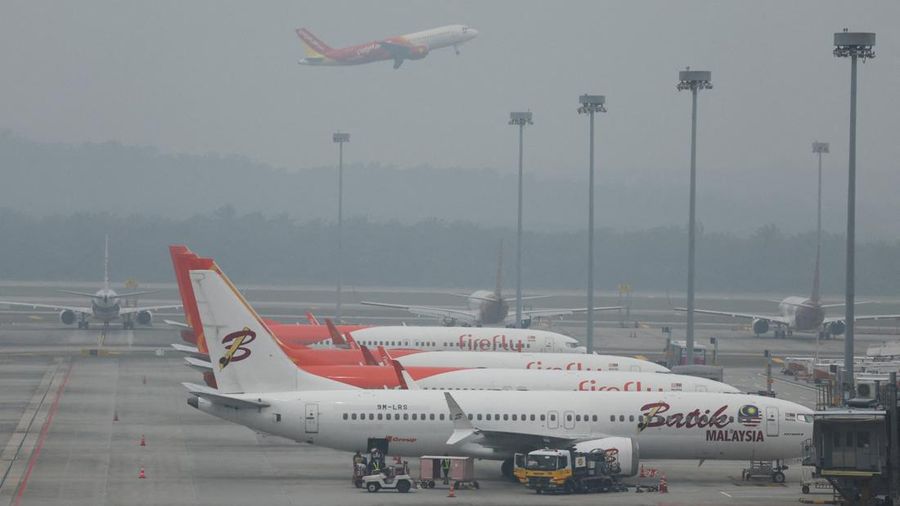 Kabut asap menyelimuti Bandara Internasional Kuala Lumpur di Sepang, Malaysia, Rabu (14/10/2026). (REUTERS/Hasnoor Hussain)