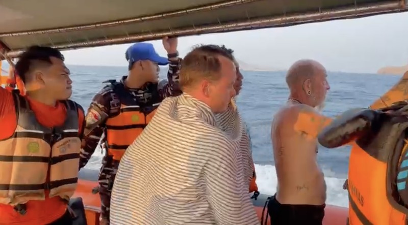 Kapal wisata tradisional KM Feronia tenggelam di perairan Pulau Tatawa, Kabupaten Manggarai Barat, Nusa Tenggara Timur (NTT), Selasa (13/10/2026). (Dok. BASARNAS)