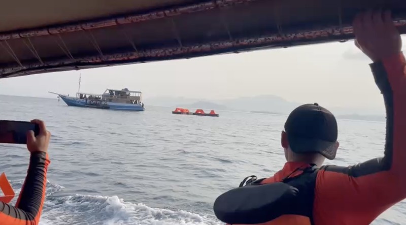 Kapal wisata tradisional KM Feronia tenggelam di perairan Pulau Tatawa, Kabupaten Manggarai Barat, Nusa Tenggara Timur (NTT), Selasa (13/10/2026). (Dok. BASARNAS)