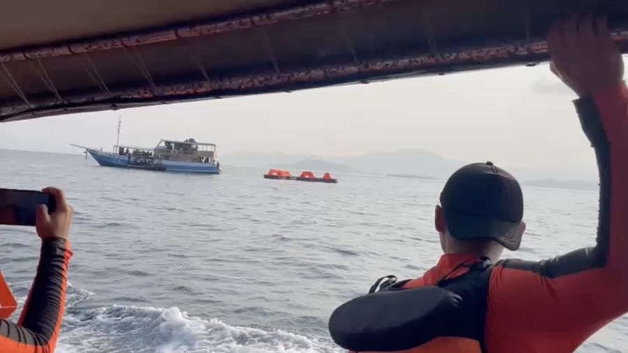 Kapal wisata tradisional KM Feronia tenggelam di perairan Pulau Tatawa, Kabupaten Manggarai Barat, Nusa Tenggara Timur (NTT), Selasa (13/10/2026).