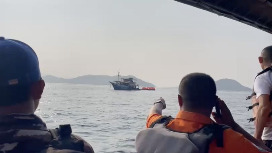 Kapal wisata tradisional KM Feronia tenggelam di perairan Pulau Tatawa, Kabupaten Manggarai Barat, Nusa Tenggara Timur (NTT), Selasa (13/10/2026). (Dok. BASARNAS)